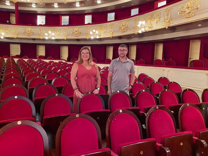 La consellera insular de Cultura, Bel Busquets, y el director del Teatre Principal, Josep R. Cerd.