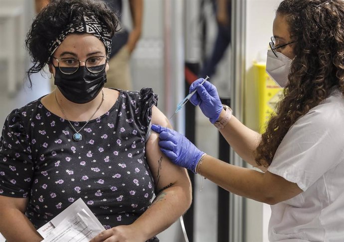 Una mujer recibe la vacuna contra el Covid-19 en el dispositivo puesto en marcha en la Ciutat de les Arts i les Cincies de Valencia, a 28 de julio de 2021, en Valencia, Comunidad Valenciana, (España). 