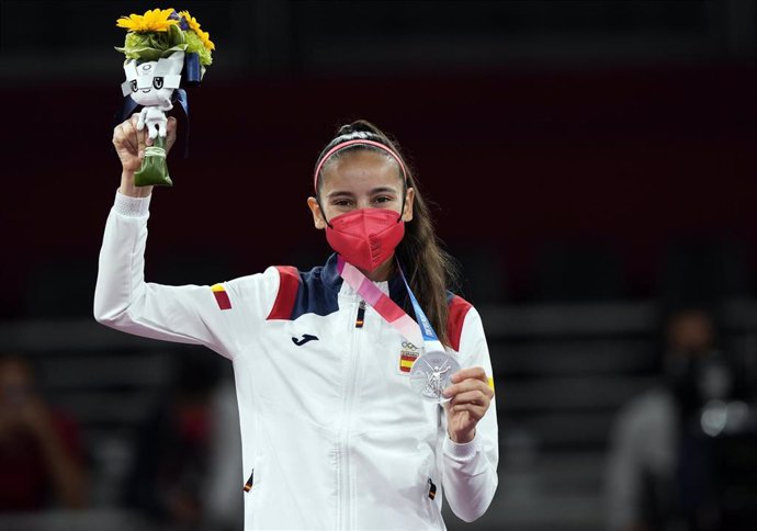 La taekwondista Adriana Cerezo posa con su medalla de plata en los Juegos Olímpicos de Tokyo 2020.