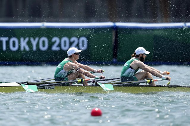 28 LUGLIO 2021, GIAPPONE, TOKYO: L'Irlanda Fintan MacCarthy e Paul O'Donovan competono nelle semifinali di canottaggio doppio leggero maschile presso la Jungle Waterway durante i Giochi Olimpici di Tokyo 2020. Foto: Lee Jin-Man/PA Wire/dpa