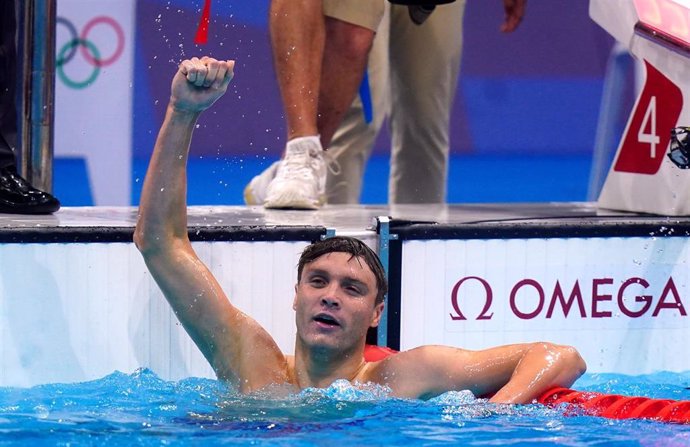 El nadador estadounidense Robert Finke celebra su triunfo en el 800 libres de Tokyo 2020