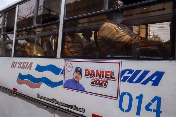 Archivo - Un autobús en Managua con un cartel del presidente, Daniel Ortega.