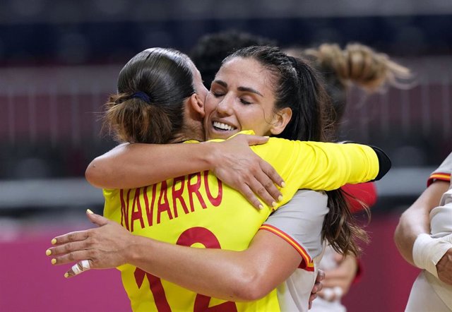 Carmen Martín abraza a Silvia Navarro tras un partido de la selección española de balonmano