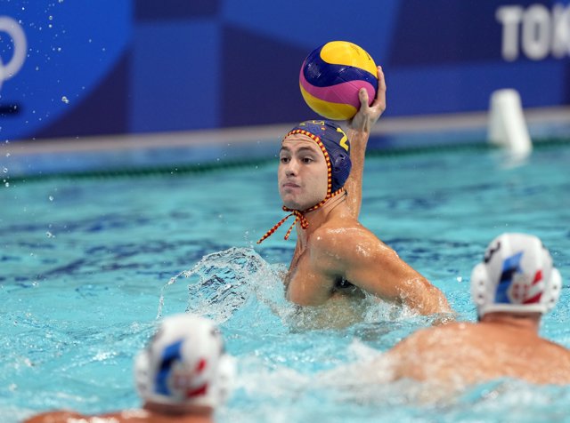 El internacional español Alberto Munarriz fue clave en el triunfo de España en su debut en Tokyo 2020 contra Serbia.