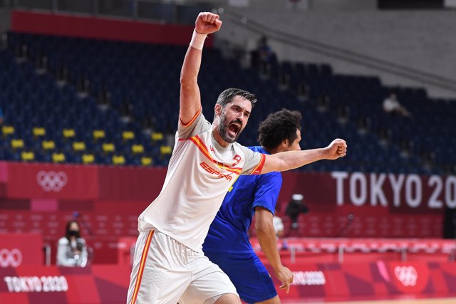 28 July 2021, Japan, Tokyo: Spain's Raul Entrerrios celebrates scoring a goal during the Men's Preliminary Round Group A handball match between Brazil and Spain at the Yoyogi National Stadium, part of the Tokyo 2020 Olympic Games. Photo: Swen Pförtner/dpa