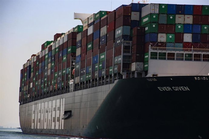 El buque 'Ever Given' abandona el Canal de Suez tras quedar encallado durante seis días en esta vía marítima en marzo de 2021