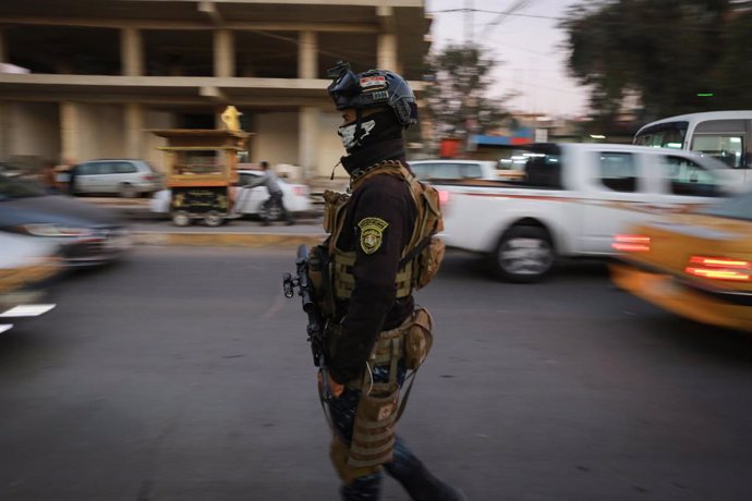 Archivo - Un policía de Irak cerca de la Embajada de EEUU, en la 'Zona Verde' de Bagdad