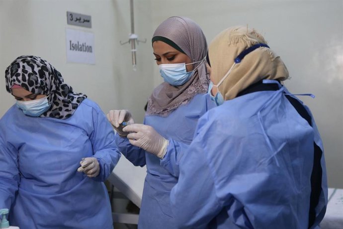 Archivo - Una enfermera prepara una dosis de la vacuna contra el coronavirus en Jordania.