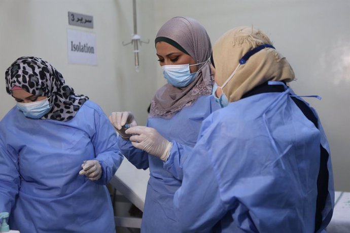 Archivo - Una enfermera prepara una dosis de la vacuna contra el coronavirus en Jordania.