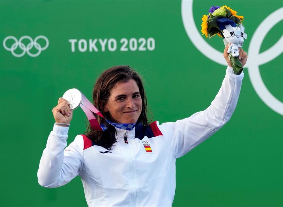 Maialen Chourraut, Deportista Española De La UCAM, Con La Medalla De Plata Conseguida En Piragüismo En Eslalon; Las Medallas De Tokio 2020 Han Sido Fabricadas Con Materiales De Dispositivos Móviles, Cámaras De Fotos Y Ordenadores.