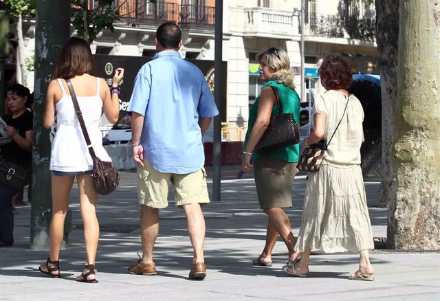 Archivo - Familia paseando, paseo, verano, buen tiempo, calle