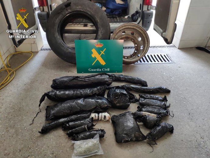 Detenido por llevar 7 kilos de marihuana ocultos en la rueda de repuesto de su camión en Velada