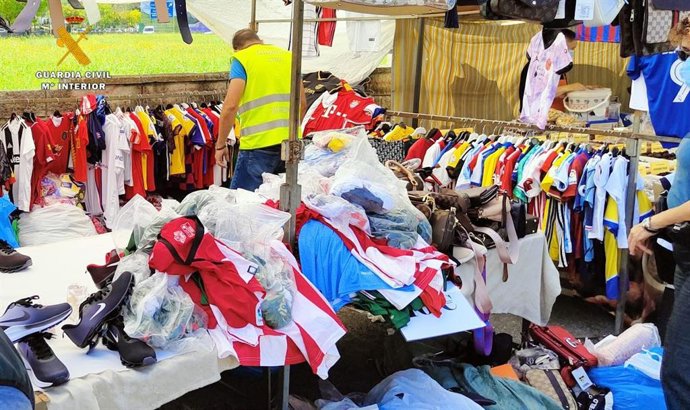 Puesto del mercadillo con artículos falsificados