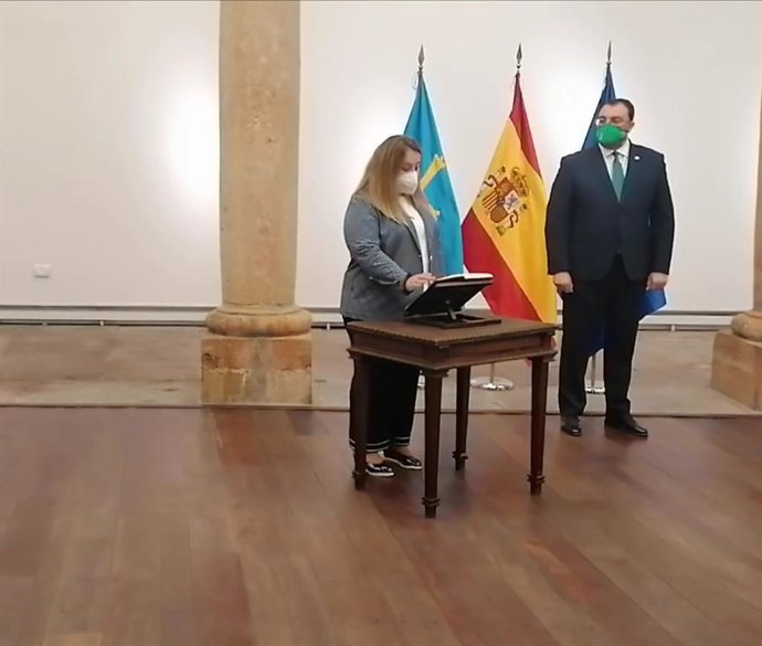 La nueva consejera de Educación, Lydia Espina, toma posesión de su cargo ante el presidente Adrián Barbón.