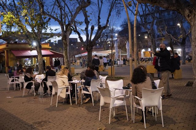 Archivo - Personas en los veladores de un bar. Andalucía amplía hasta las 21.30 horas la apertura de hostelería y comercio en municipios con nivel 2 de alerta. En Sevilla (Andalucía, España), a 05 de marzo de 2021.