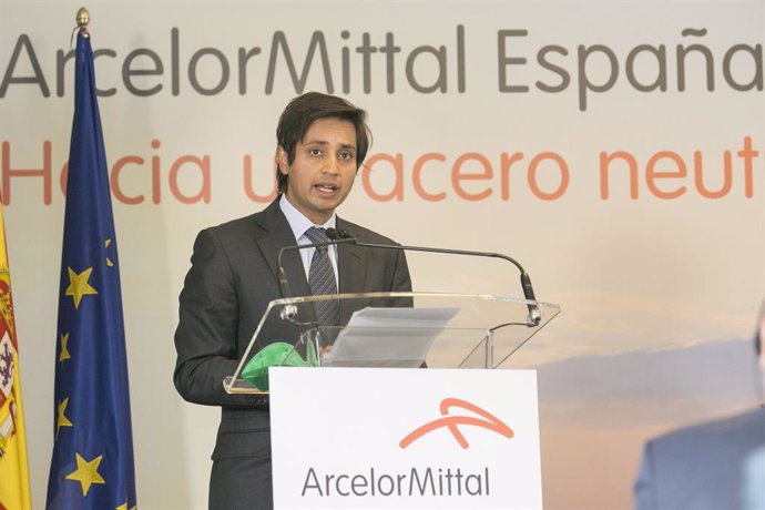 El consejero delegado de ArcelorMittal, Aditya Mittal, interviene en la presentación de la hoja de ruta de descarbonización de la fabricación de acero, en la factoría de ArcelorMittal, a 13 de julio de 2021, en Gijón, Asturias (España). Con la descarbon