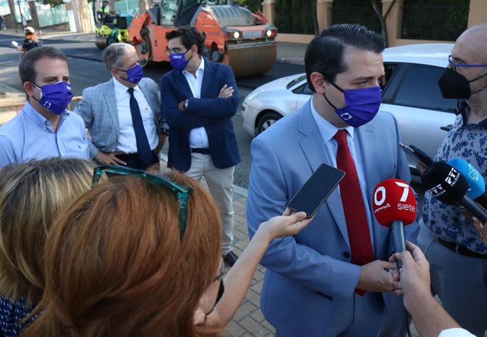 El alcalde de Córdoba, José María Bellido, atiende a los medios de comunicación.