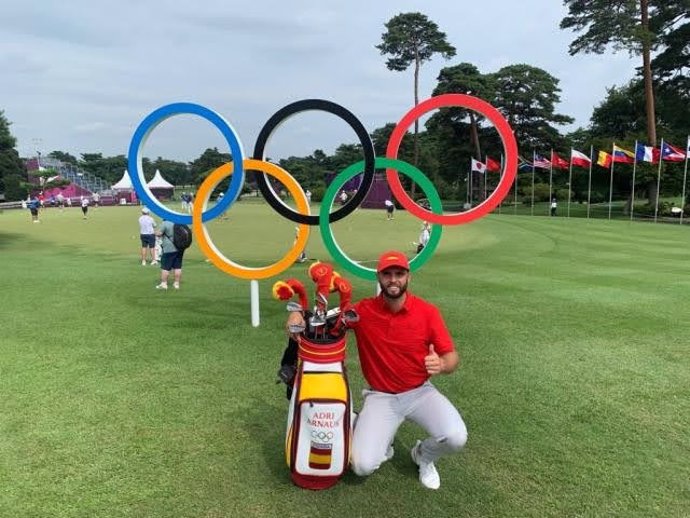 El golfista español Adri Arnaus posa con los aros olímpicos antes de iniciar la competición en los Juegos de Tokyo 2020.