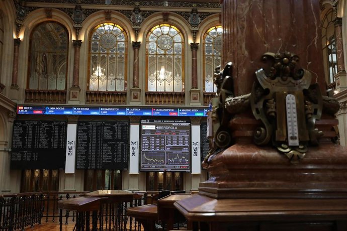 Una de las instalaciones del Palacio de la Bolsa de Madrid con paneles del IBEX, a 27 de julio de 2021, en Madrid, (España).