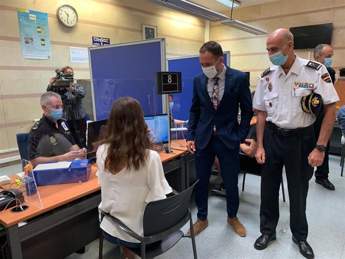 El delegado del Gobierno, Denis Itxaso, y el Jefe Superior de Policía del País Vasco, José Moisés Pérez Cornejo, presencian en la comisaría de la Policía Nacional en Vitoria-Gasteiz la expedición de uno de estos primeros documentos 4.0 en el País Vasco.