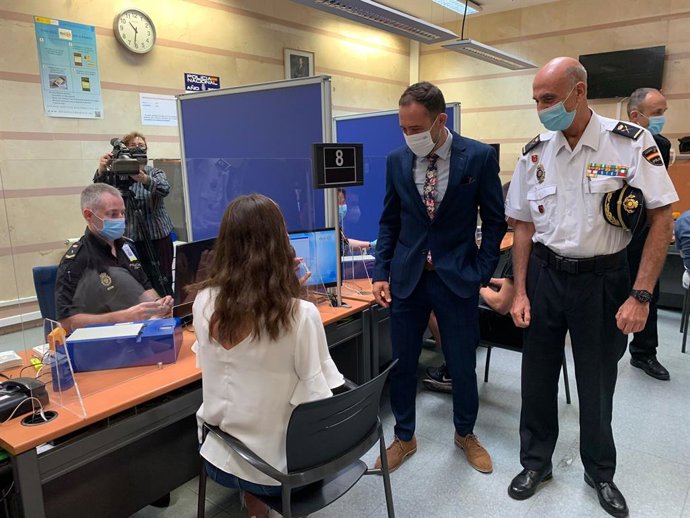 El delegado del Gobierno, Denis Itxaso, y el Jefe Superior de Policía del País Vasco, José Moisés Pérez Cornejo, presencian en la comisaría de la Policía Nacional en Vitoria-Gasteiz la expedición de uno de estos primeros documentos 4.0 en el País Vasco.