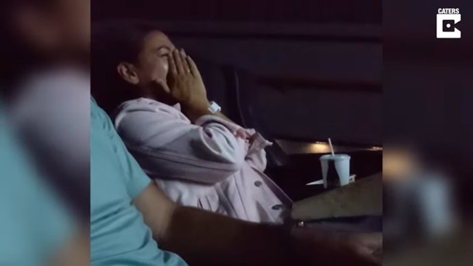 Sorprende a su mujer con la proyección en el cine del vídeo de la boda que creía perdido