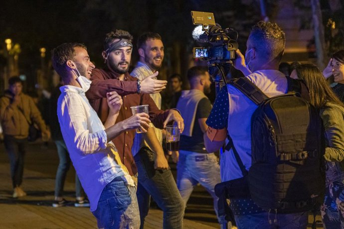 Archivo - Grupos de personas festejan en las calles de Barcelona durante el primer viernes sin toque de queda, a 14 de mayo de 2021, en Barcelona, Catalunya, (España). Este es el primer viernes sin toque de queda donde se han vuelto a repetir las imágen