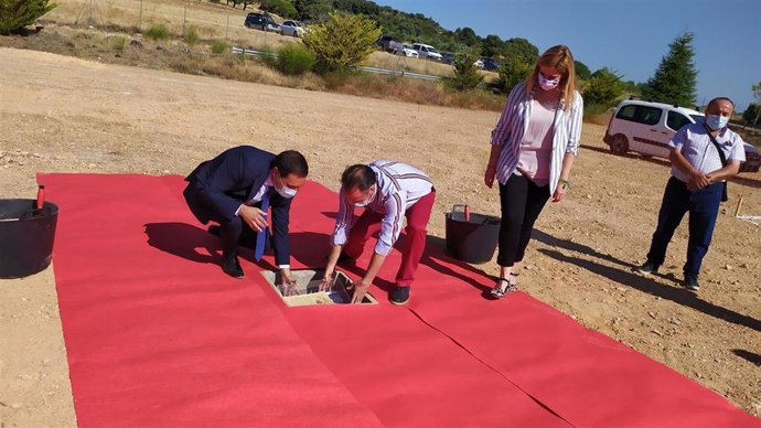 Priego recibe con "satisfacción y emoción" la primera piedra del futuro parque de Bomberos de Diputación de Cuenca