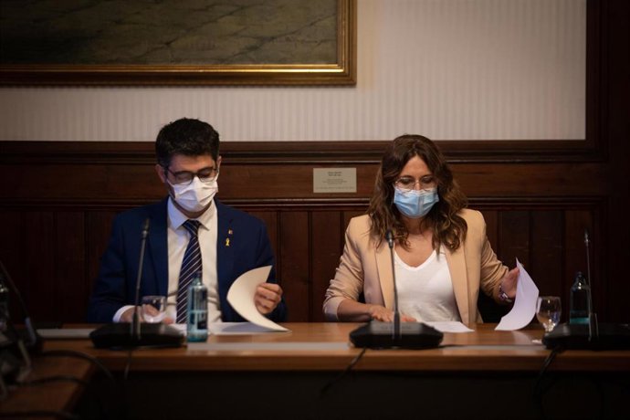 La consellera de Presidencia Laura Vilagr y el vicepresidente Jordi Pugineró en la reunión con grupos parlamentarios antes de la bilateral con el Gobienro. El 29 de julio de 2021.