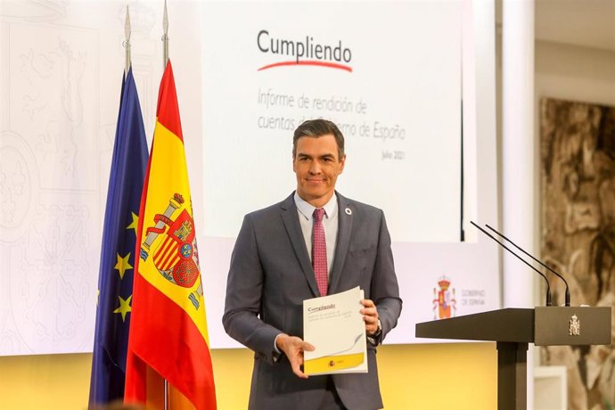 El presidente del Gobierno, Pedro Sánchez, posa con el 'Informe de rendición de cuentas del Gobierno de España' durante una rueda de prensa para hacer balance del curso político, en el Palacio de la Moncloa, a 29 de julio de 2021, en Madrid (España). El