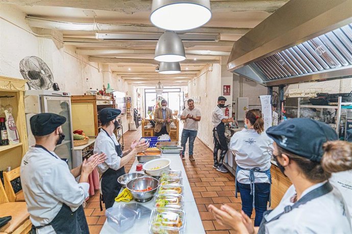 Fundación Unicaja Ronda respalda las becas de formación de cocina de la Asociación 'La Aldea'