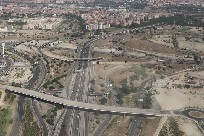 Vista de los vehículos desde uno de los helicópteros Pegasus de la DGT utilizado durante la mañana de este miércoles para controlar el tráfico por las carreteras de la zona este de la Comunidad de Madrid, a 28 de julio de 2021, en la Base DGT Madrid-Cua