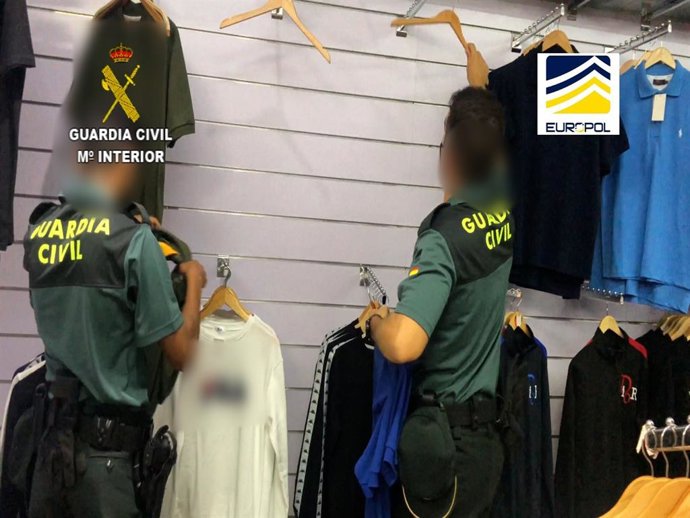 Agentes de la Guardia Civil durante una operación contra la falsificación