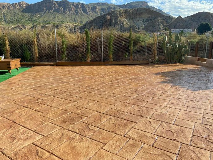 Pavimento de hormigón impreso con molde de sillería.