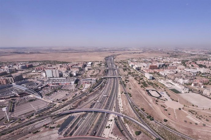 Vista de los vehículos desde uno de los helicópteros Pegasus de la DGT utilizado durante la mañana de este miércoles para controlar el tráfico por las carreteras de la zona este de la Comunidad de Madrid, a 28 de julio de 2021, en la Base DGT Madrid-Cua