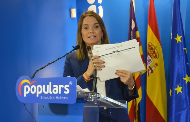La presidenta del PP de Baleares, Marga Prohens, muestra la documentación bancaria