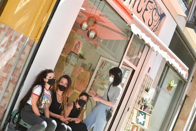 Archivo - La Región de Murcia accede a la nueva normalidad . Imagen en lateral de veronicas