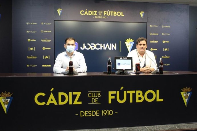 El consejero delegado de Jobchain, José Bay, y el vicepresidente ejecutivo del Cádiz C.F., Rafael Contreras.