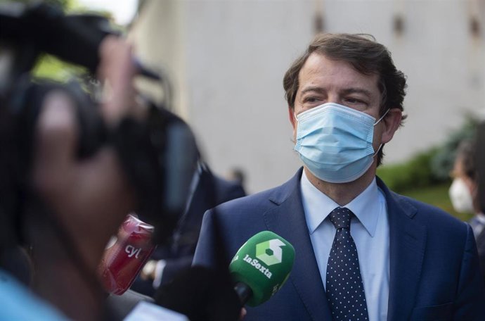 Archivo - El presidente de la Junta de Castilla y León, Alfonso Fernando Fernández Mañueco, ofrece declaraciones a los medios, Foto de Arcgivo