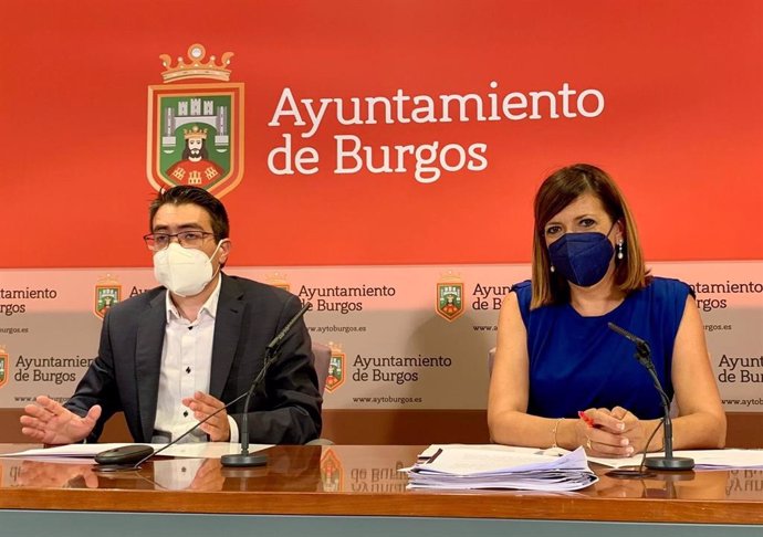 El concejal de Cs y presidente de Aguas de Burgos, Miguel Balbás, y la portavoz del PSOE, Nuria Barrio.
