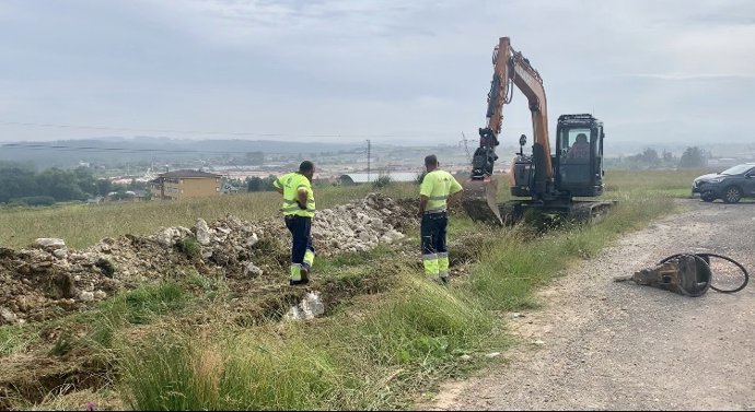 Archivo - Operarios trabajando en las obras de refuerzo de la red de abastecimiento de agua de la zona industrial de Granda y Meres, desde el nuevo depósito de Cotorbán.