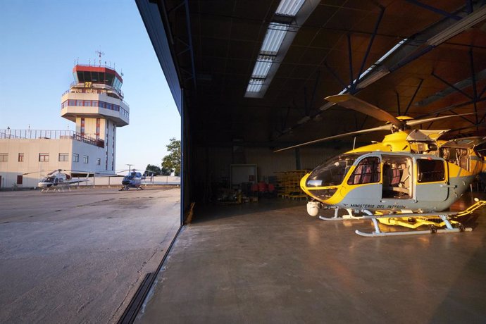 Uno de los helicópteros Pegasus de la DGT utilizado durante la mañana de este miércoles para controlar el tráfico por las carreteras de la zona este de la Comunidad de Madrid, a 28 de julio de 2021, en la Base DGT Madrid-Cuatro Vientos, Madrid, (España)