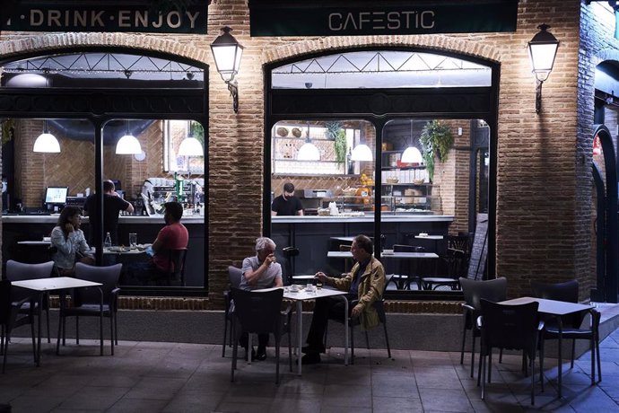 Archivo - Varias personas en una cafetería de Madrid, a 31 de mayo de 2021, en Madrid (España)