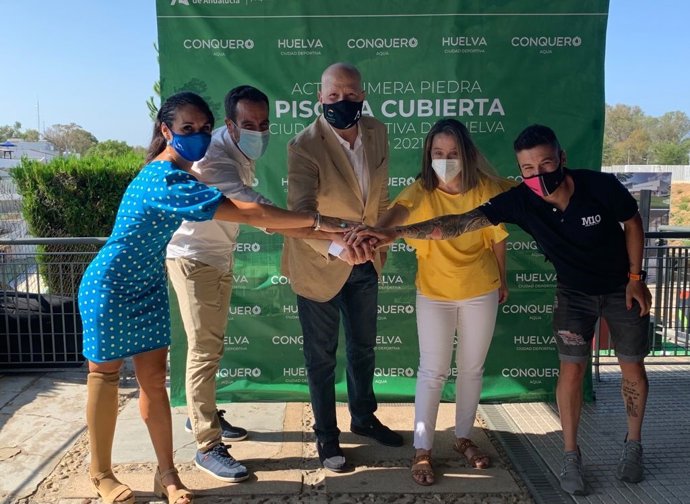 El consejero de Educación y Deporte, Javier Imbroda, ha puesto este jueves la primera piedra de la nueva piscina cubierta de la Ciudad Deportiva de Huelva.