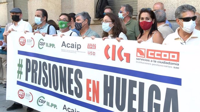 Funcionarios de prisiones concentrados frente a la Subdelegación del Gobierno en Cáceres