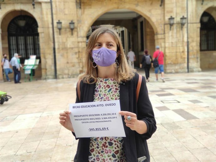 La portavoz de Somos, Ana Taboada, atiende a los medios.