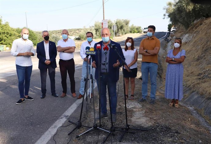 El presidente de la Diputación de Córdoba y alcalde de Rute, Antonio Ruiz, atiende a los medios en la recepción de la obra la CO-6213 'De Cabra a Llanos de Don Juan' (Rute).