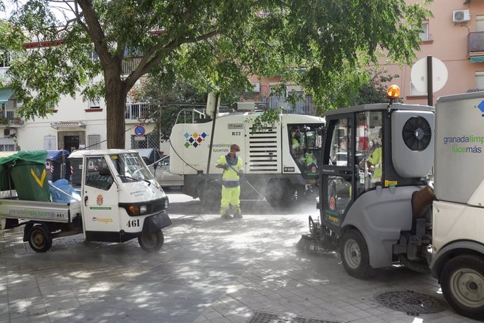 El Ayuntamiento de Granada activa un plan urgente de limpieza con brigadas de "choque" por todos los barrios