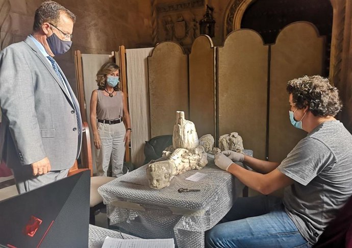 Cabrera visita los trabajos de restauración de la Cruz de la Inquisición