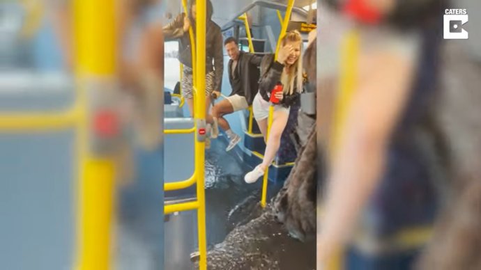 Las lluvias torrenciales de Londres provocan la inundación de un autobús en plena ruta